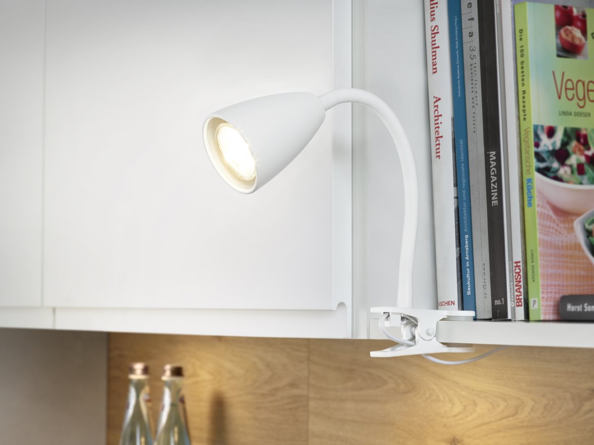 Wanda Hvit klemmelampe Fra Trio Lighting - Skap individuelle øyeblikk av lys med den klassiske klemlampen Wanda.
