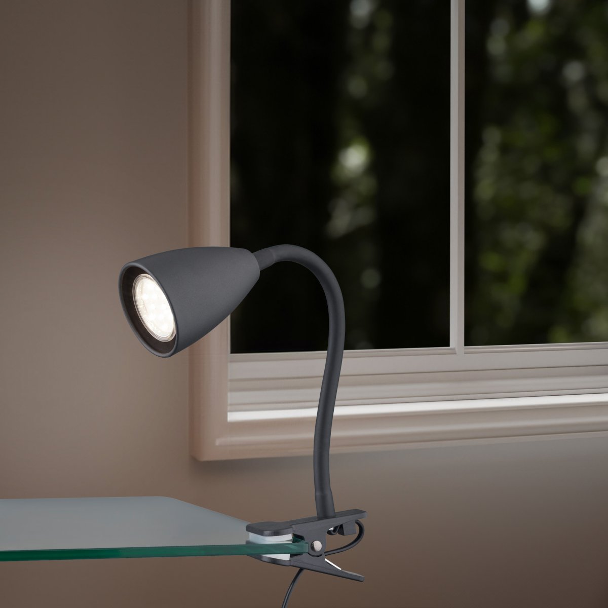 Wanda Svart klemmelampe Fra Trio Lighting - Skap individuelle øyeblikk av lys med den klassiske klemlampen Wanda.
