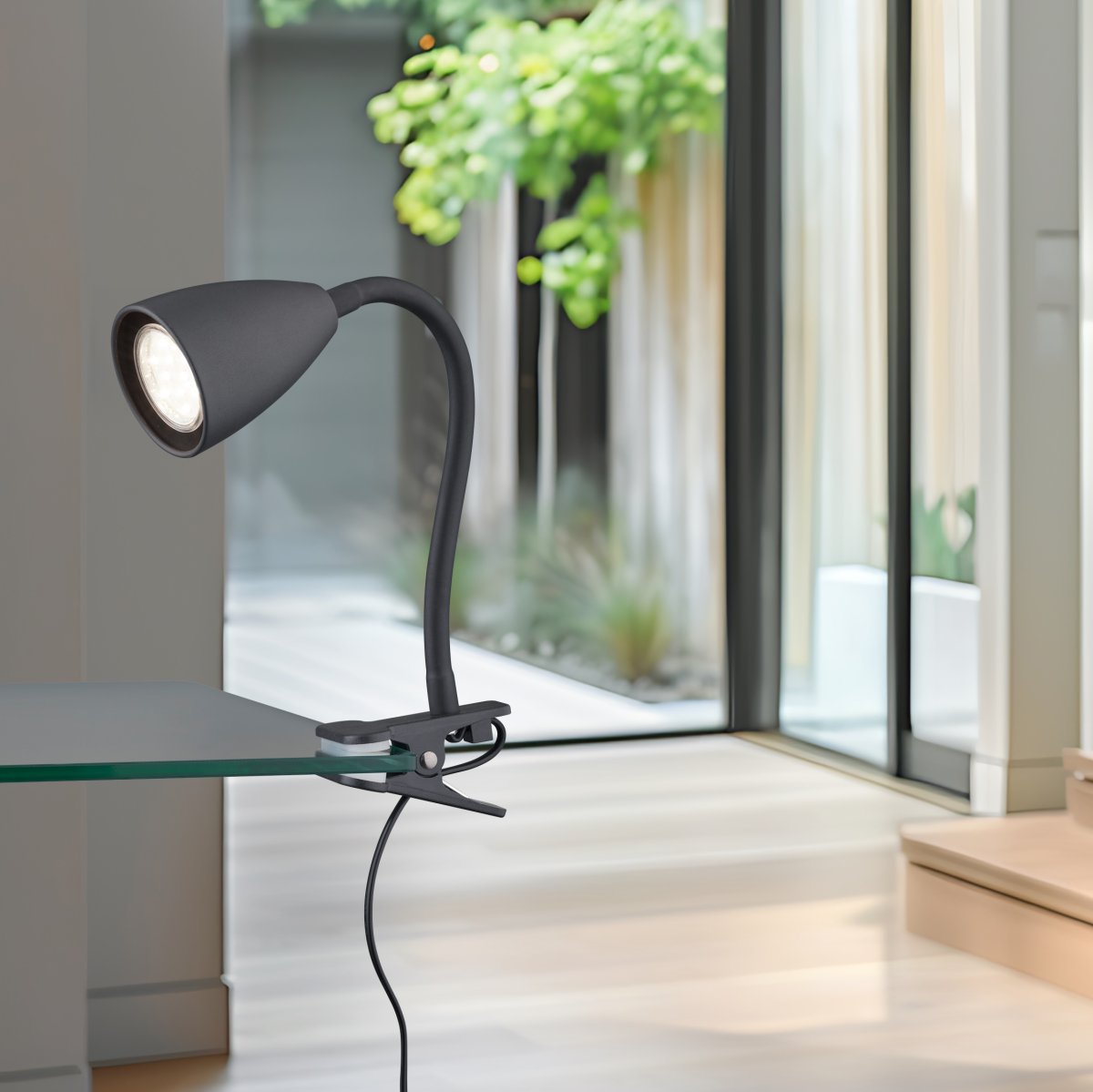 Wanda Svart klemmelampe Fra Trio Lighting - Skap individuelle øyeblikk av lys med den klassiske klemlampen Wanda.