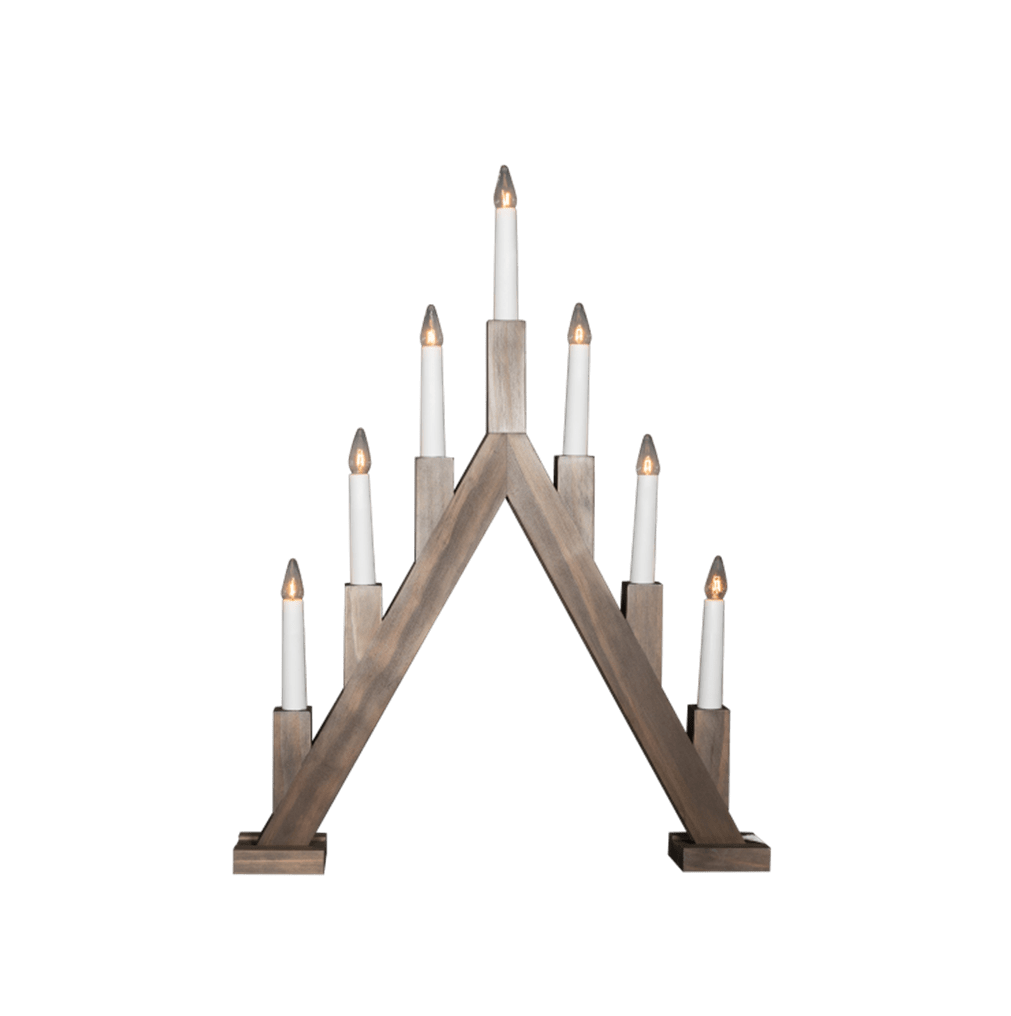 Ellen Brun flekk Fra Pixie Design - Den spisse formen og de syv lysene i forskjellige h&oslash;yder skaper en tradisjonell silhuett som passer fint i advent og jul.