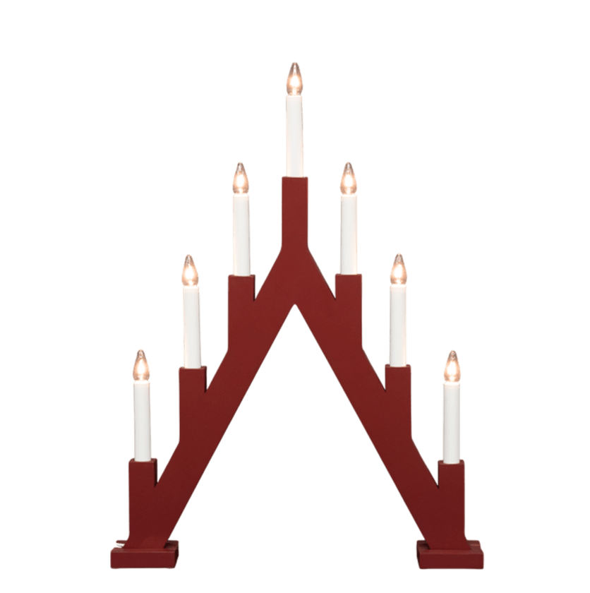 Ellen RØD Fra Pixie Design - Ellen er en klassisk trelysestake med m&oslash;rkebrun finish og en dekorativ, spiss form som minner om tradisjonelle adventslysestaker.