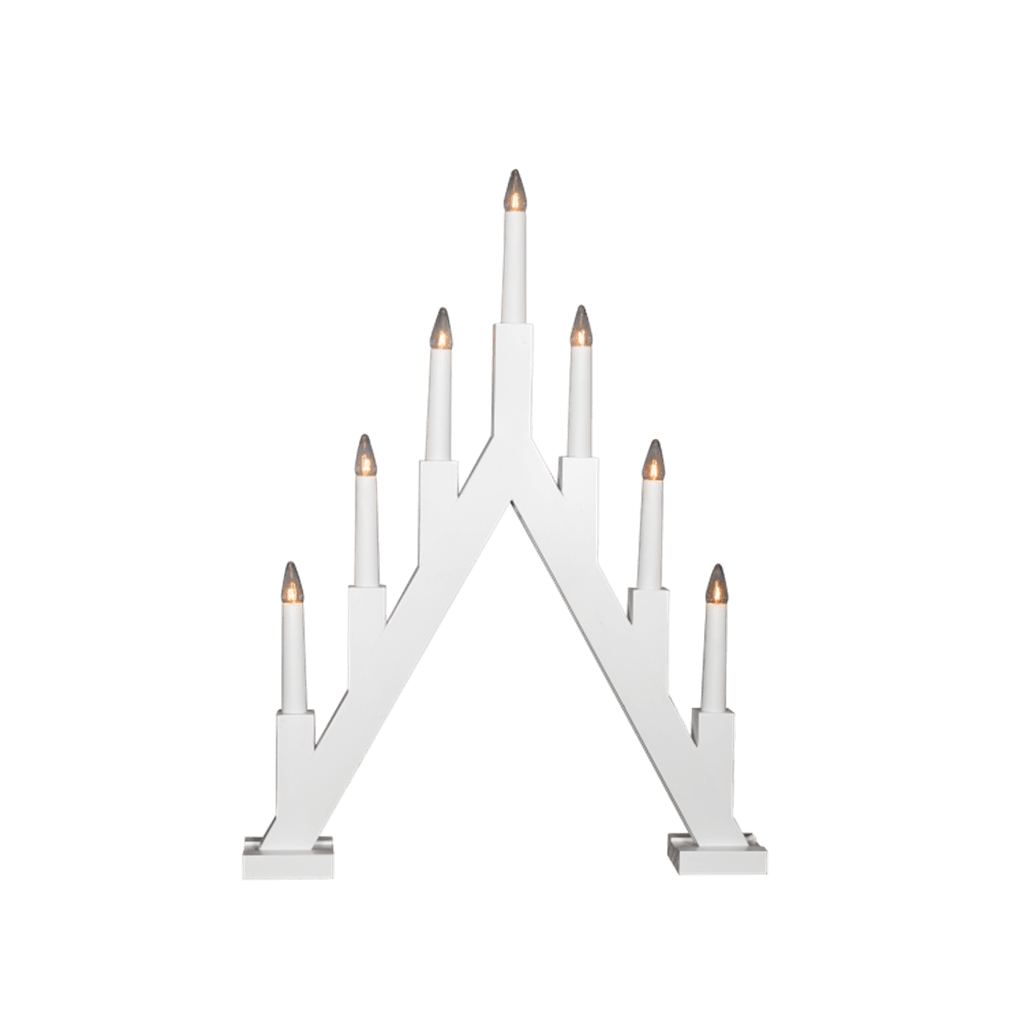 Ellen Hvit Fra Pixie Design - Ellen er en klassisk trelysestake med hvit finish og en dekorativ, spiss form som minner om tradisjonelle adventslysestaker.