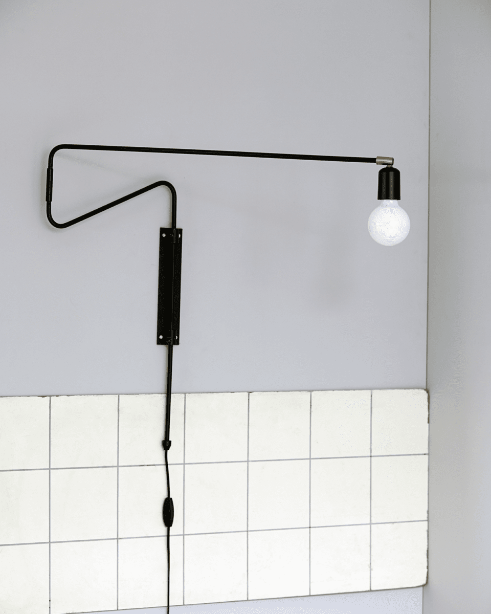 Swing 70cm Svart vegglampe Fra House Doctor - Swing fra House Doctor er en vakker vegglampe med et innovativt og vakkert utseende laget i sort metall.