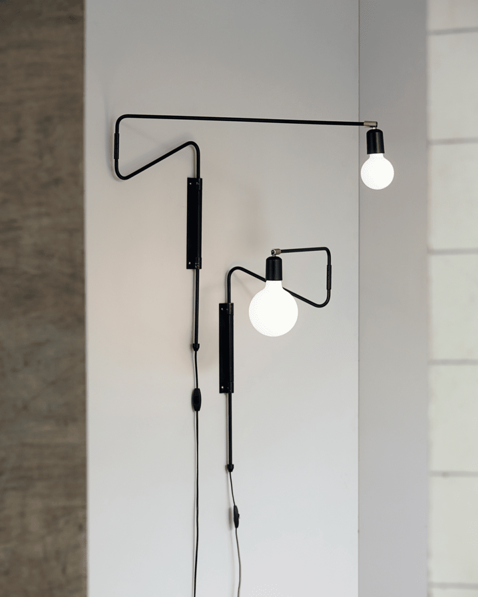 Swing 70cm Svart vegglampe Fra House Doctor - Swing fra House Doctor er en vakker vegglampe med et innovativt og vakkert utseende laget i sort metall.