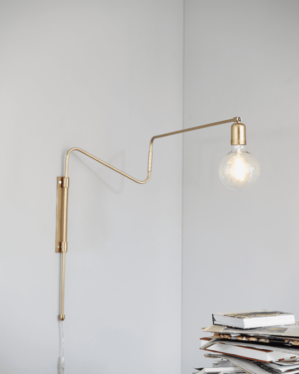Swing 70cm Messing vegglampe Fra House Doctor - Asymmetriske og skr&aring;stilte linjer som gir lampen et dekorativt og spennende uttrykk gir ogs&aring; lampen dens lette design.