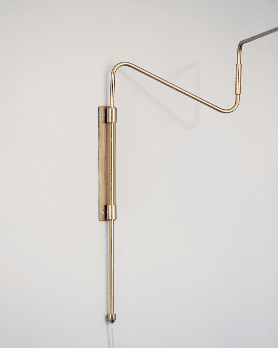 Swing 70cm Messing vegglampe Fra House Doctor - Asymmetriske og skr&aring;stilte linjer som gir lampen et dekorativt og spennende uttrykk gir ogs&aring; lampen dens lette design.