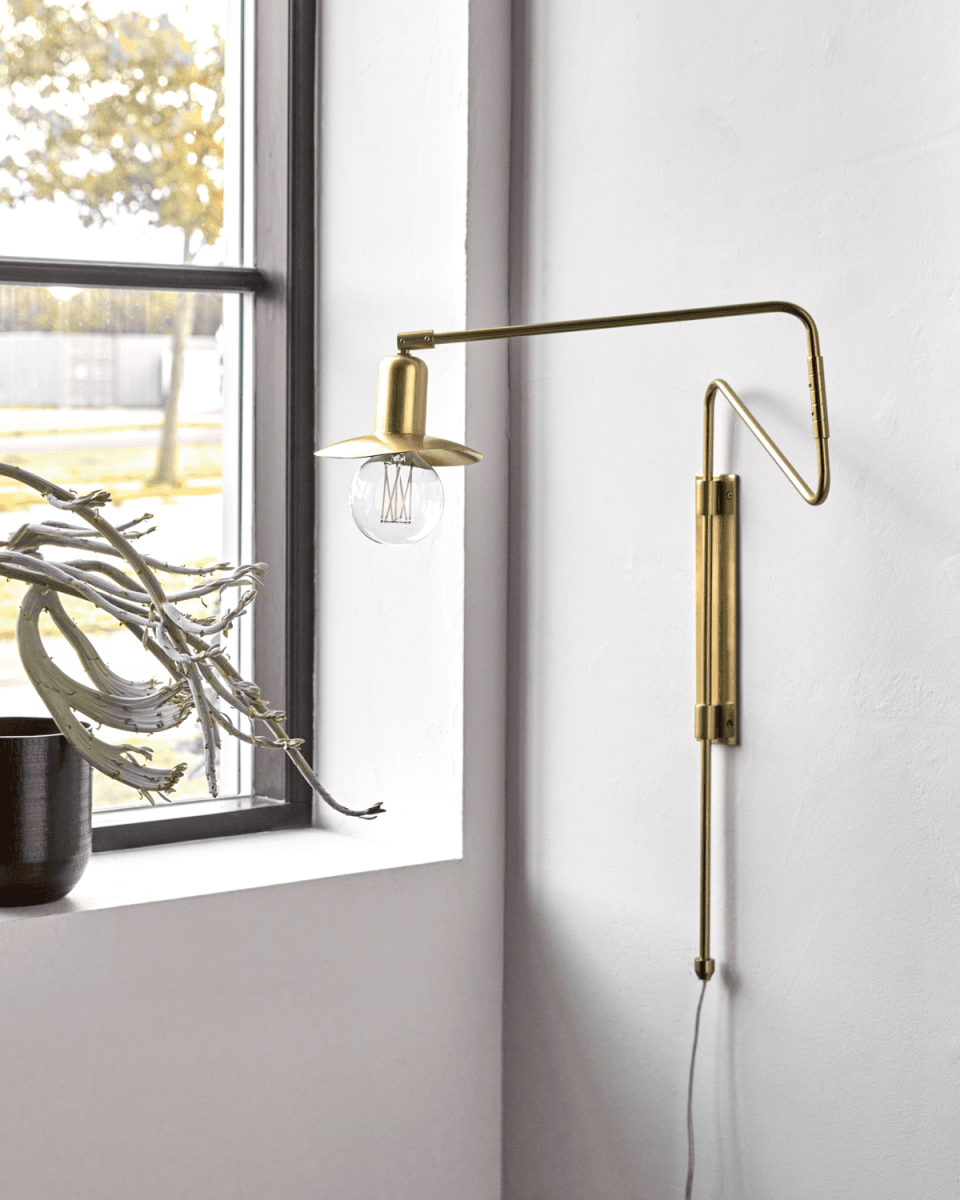 Swing 35cm Messing vegglampe Fra House Doctor - Legg til en hjemmef&oslash;lelse med denne elegante vegglampen, designet i den karakteristiske Swing-stilen med en messingfinish.