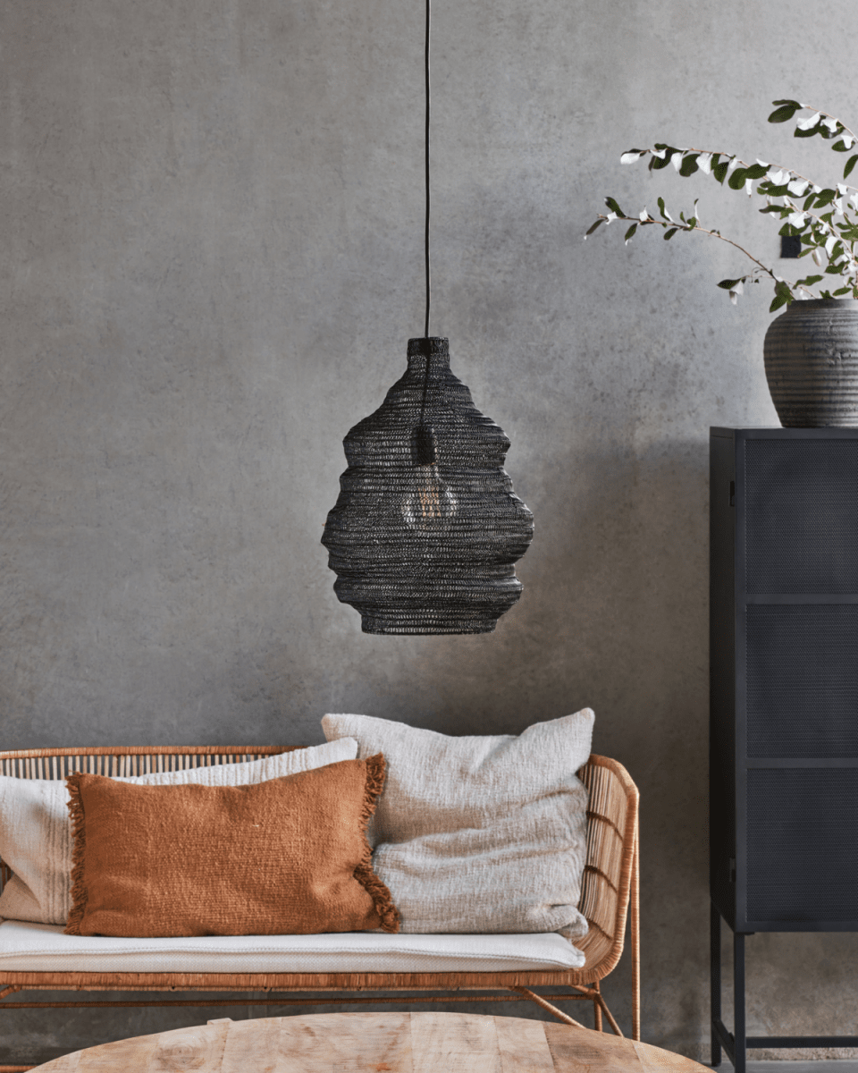 Mesh Ø30 Svart Taklampe Fra House Doctor - Heng taklampen fra House Doctor over spisebordet eller kjøkkenet, på soverommet eller i et hjørne av stuen for å gi en fantastisk glød.
