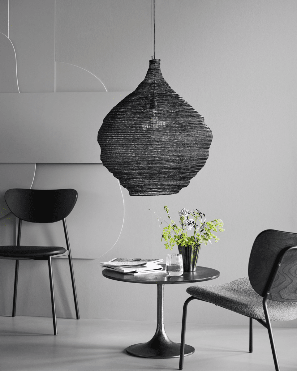 Mesh Ø60 Svart Taklampe Fra House Doctor - Heng taklampen fra House Doctor over spisebordet, i et hjørne av stuen eller i gangen for å gi en fantastisk glød.