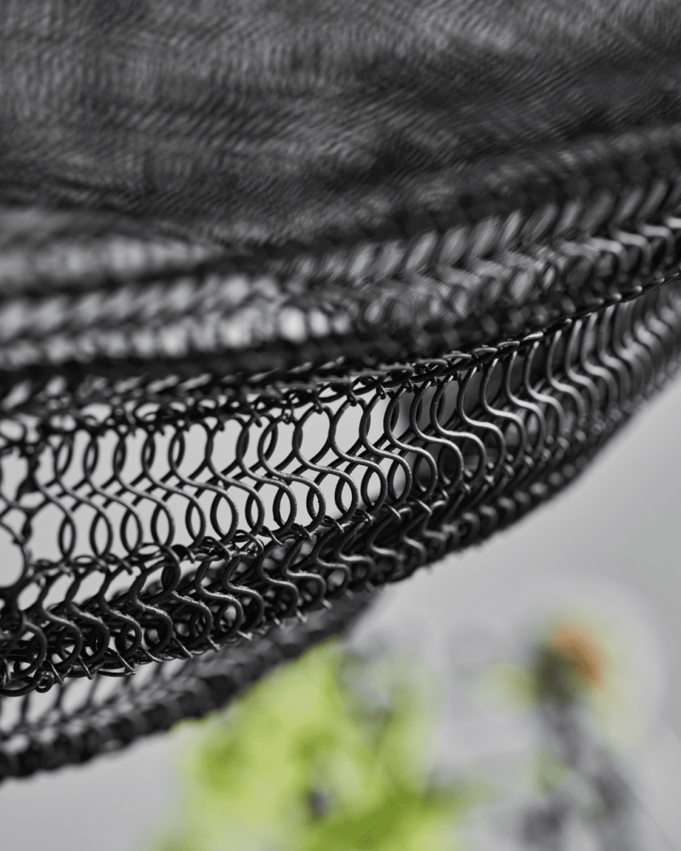 Mesh Ø60 Svart Taklampe Fra House Doctor - Heng taklampen fra House Doctor over spisebordet, i et hjørne av stuen eller i gangen for å gi en fantastisk glød.