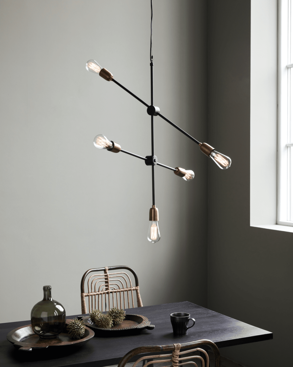 Molecular 68cm Svart Taklampe Fra House Doctor - Den vakre Molecular-lampen fra House Doctor er en nesten skulpturell lampe som er en praktisk lyskilde samtidig som den tilf&oslash;rer et preg av personlighet til hjemmet ditt.