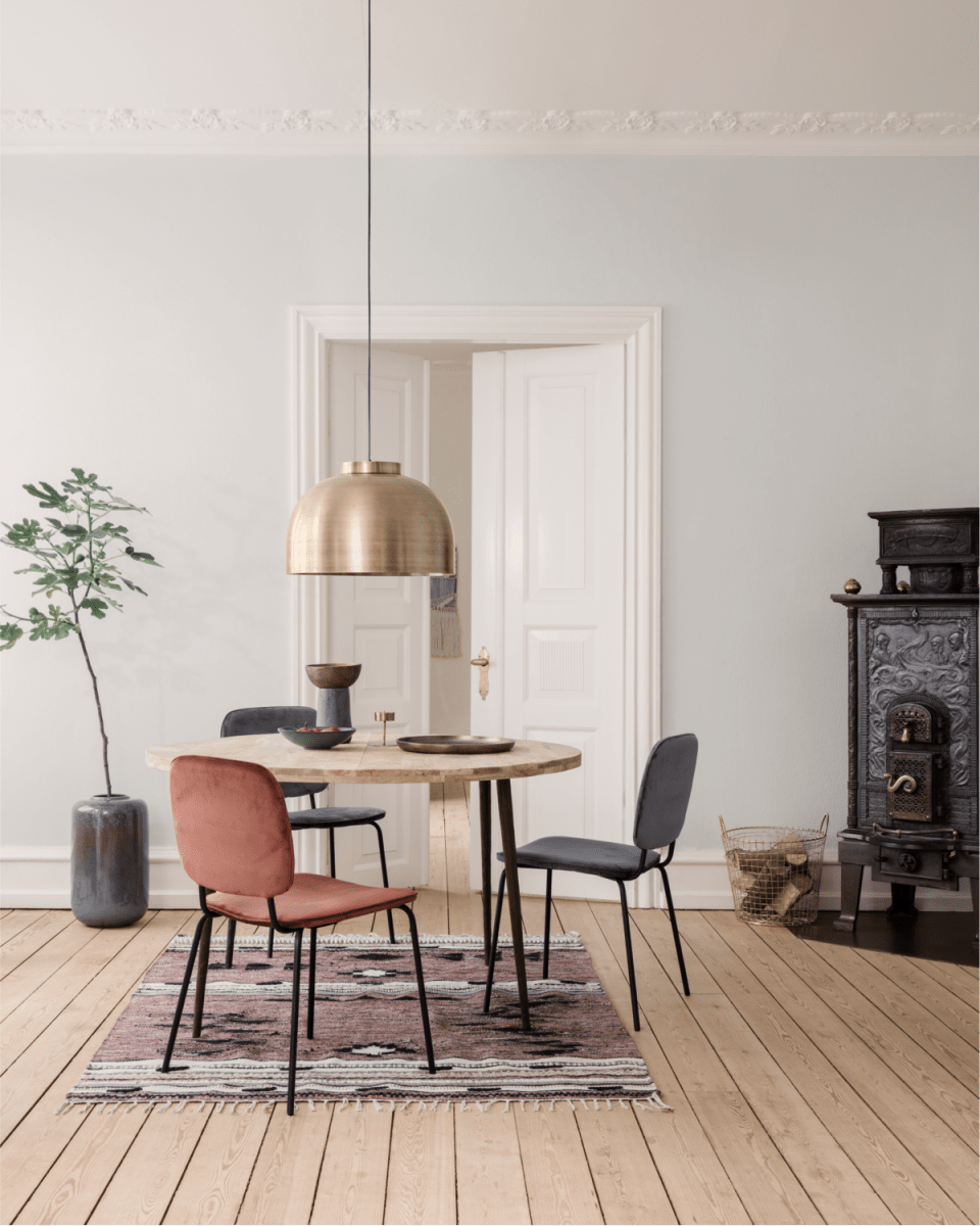 Bowl Ø50 Messing Taklampe Fra House Doctor - Det industrielle utseendet kombinert med den vakre runde formen på lampeskjermen gir en mykhet som passer inn i de fleste rom.