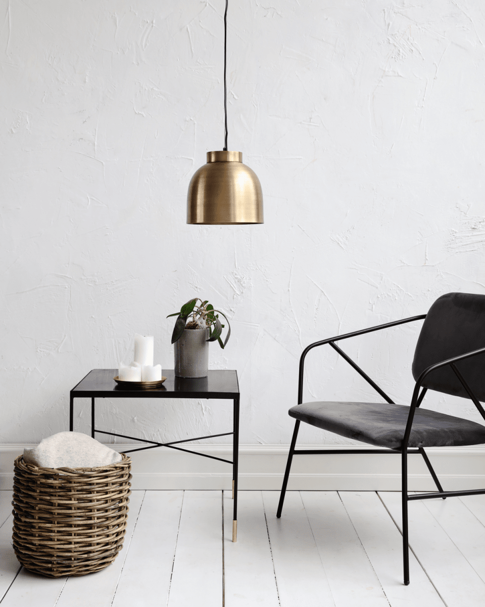 Bowl Ø20 Messing Taklampe Fra House Doctor - Den er laget av messing med en gylden finish, og er moderne og stilig nok til &aring; passe til enhver innredningsstil.