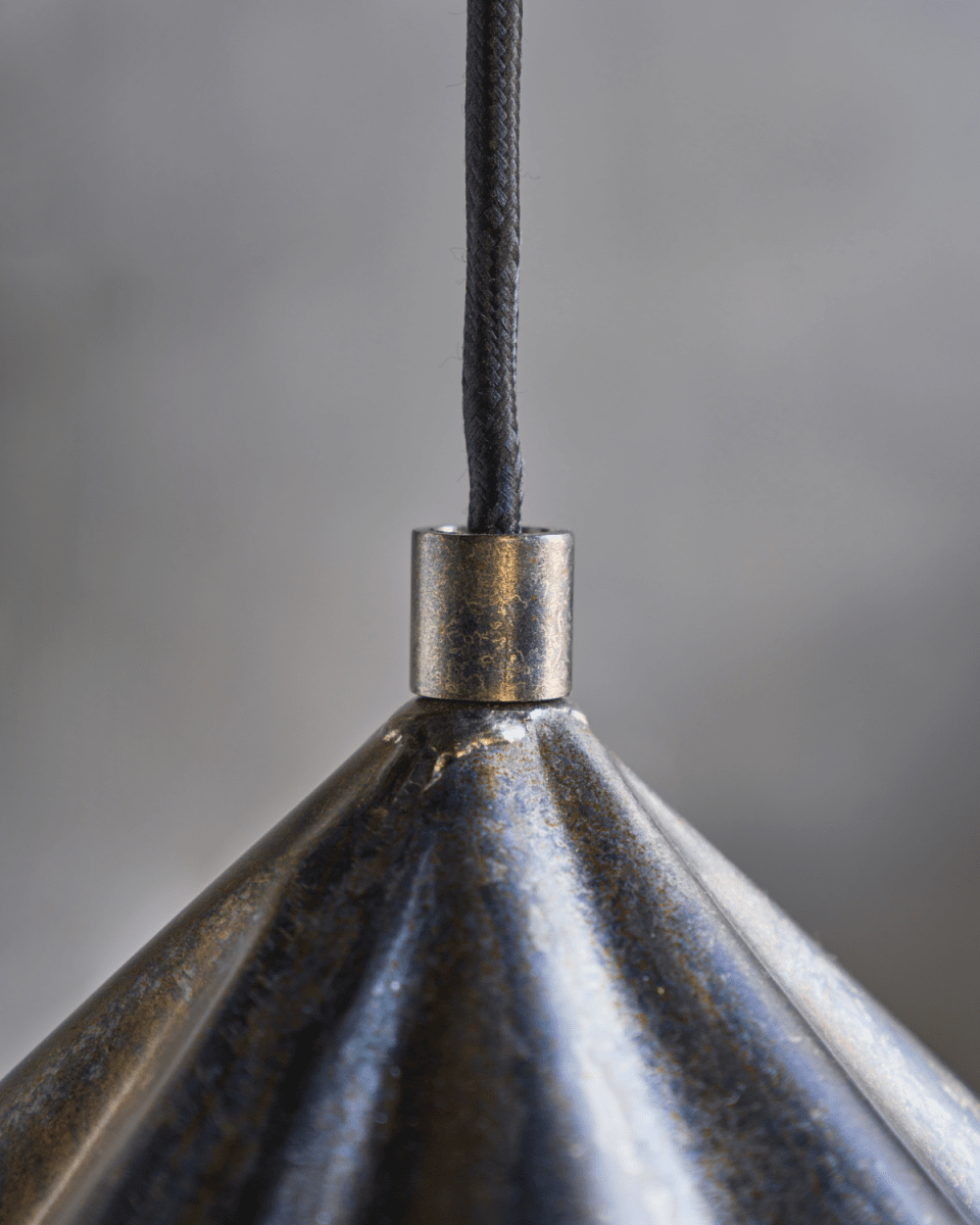 Flola Ø50 Antikk brun Taklampe Fra House Doctor - En taklampe som denne er ideell for å gi atmosfærisk lys over spisebordet og passer til ethvert interiør som trenger en oppdatering.