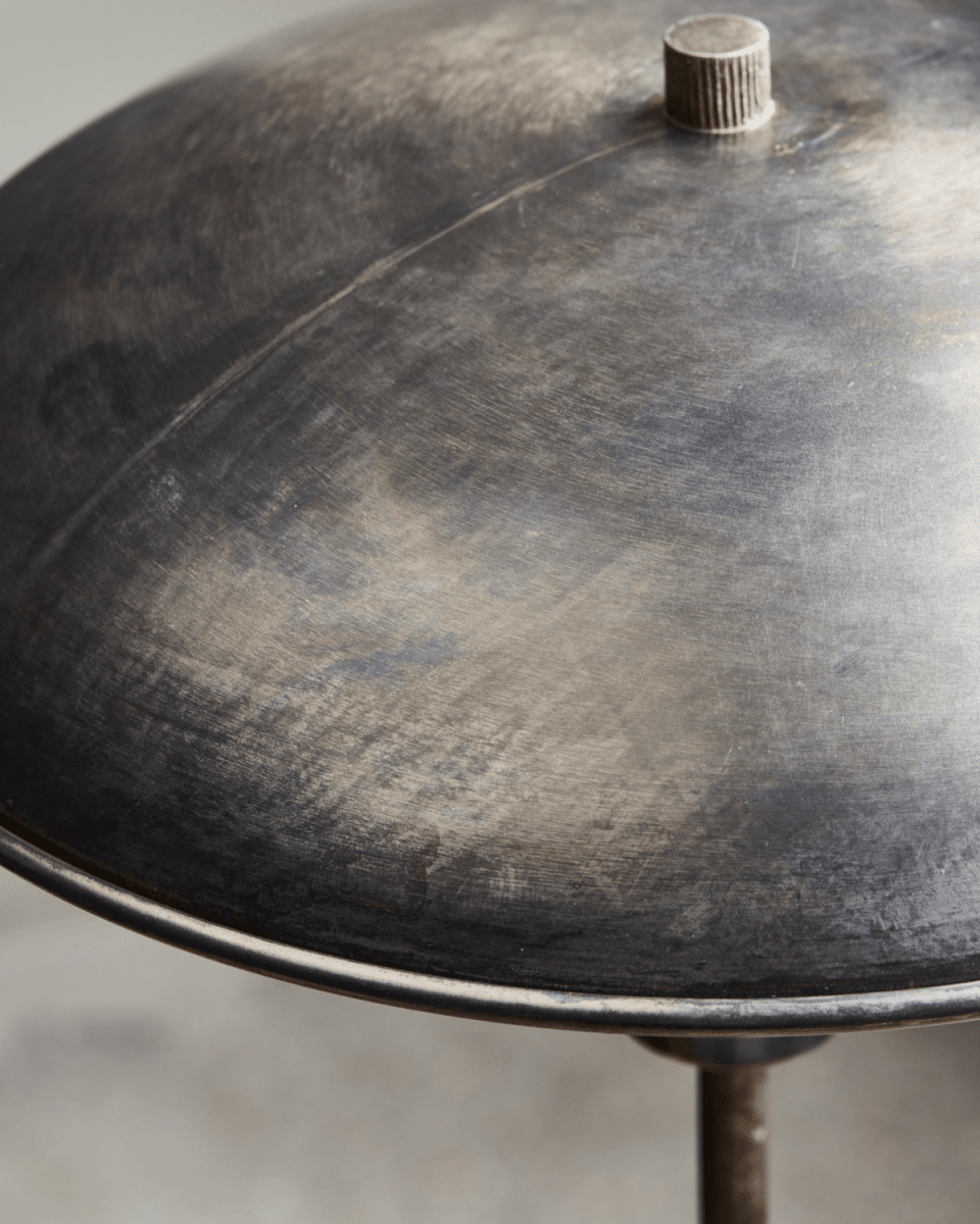 Boston 42cm Antikk brun bordlampe Fra House Doctor - Det er en moderne klassiker med et industrielt preg takket være jernets materiale og overflatebehandlingen til lampeskjermen og sokkelen.