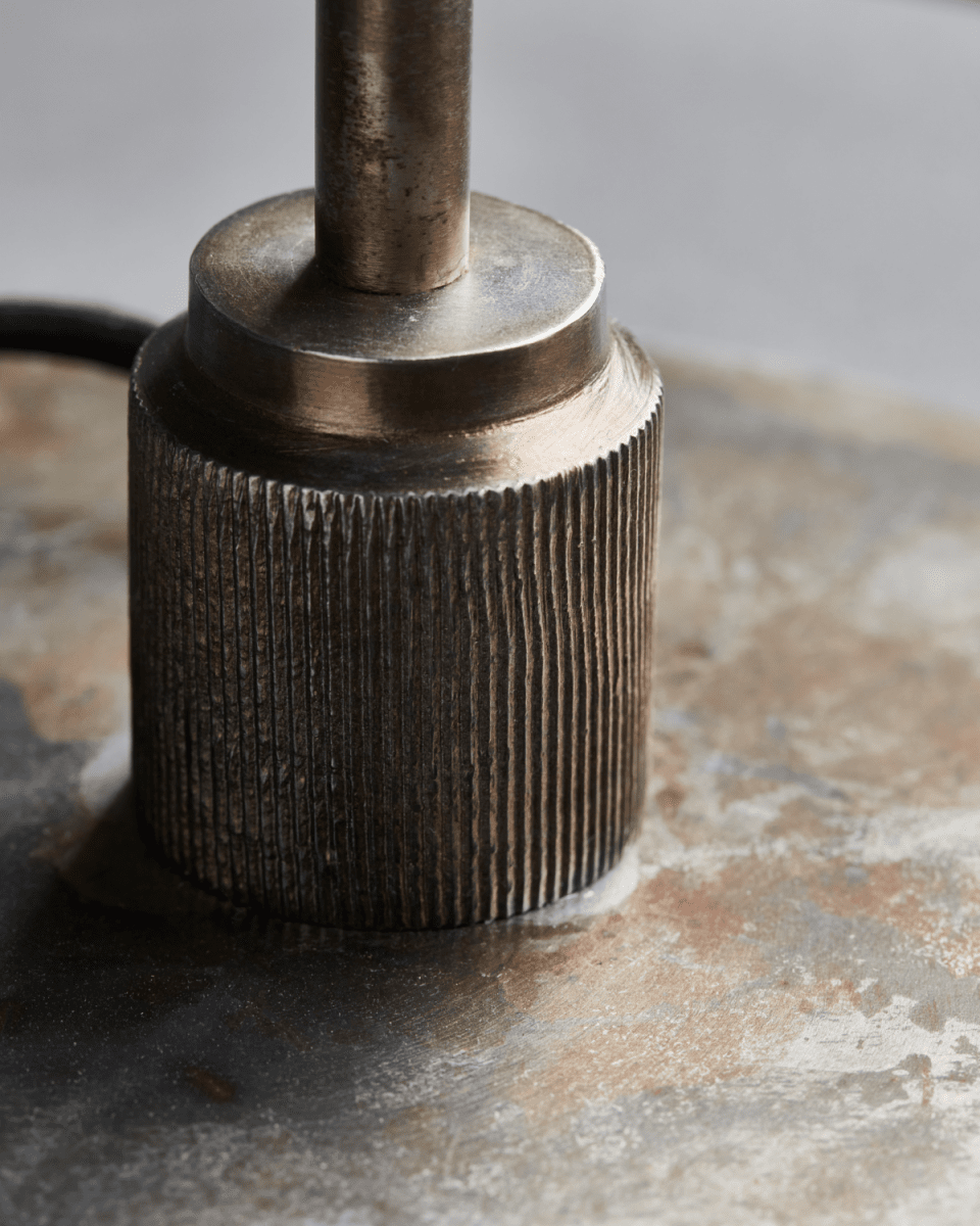 Boston 42cm Antikk brun bordlampe Fra House Doctor - Det er en moderne klassiker med et industrielt preg takket være jernets materiale og overflatebehandlingen til lampeskjermen og sokkelen.