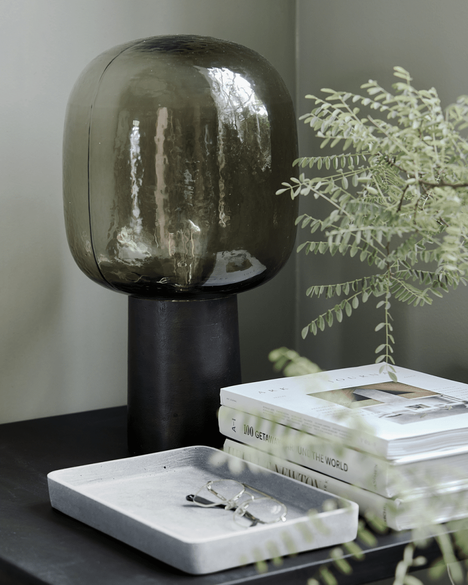 Note 52cm Brun bordlampe Fra House Doctor - Balanse definerer designet d&aring; lampeskjermen er lett strukturert og med en st&oslash;rrelse som st&aring;r i kontrast til den stilige og mindre sokkelen.
