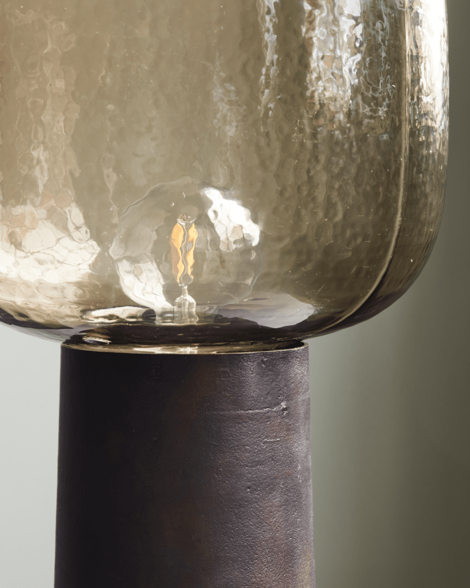 Note 52cm Brun bordlampe Fra House Doctor - Balanse definerer designet d&aring; lampeskjermen er lett strukturert og med en st&oslash;rrelse som st&aring;r i kontrast til den stilige og mindre sokkelen.
