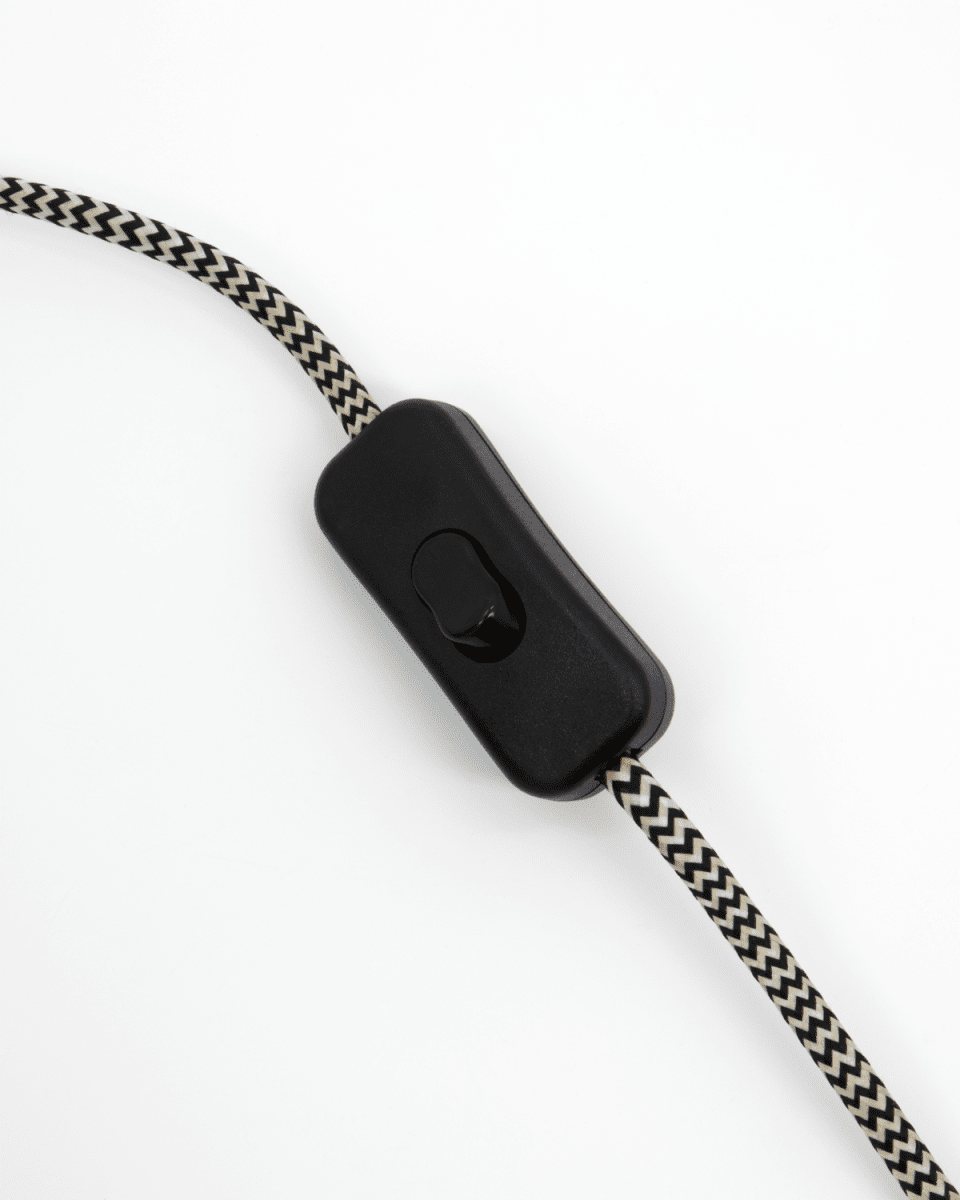 Roomie 33cm Børstet sølv bordlampe Fra House Doctor - Moderne og stilig p&aring; skrivebordet, et personlig preg p&aring; nattbordet eller som en dekorativ detalj i stuen &ndash; lampen l&oslash;fter ethvert rom med subtil finesse.