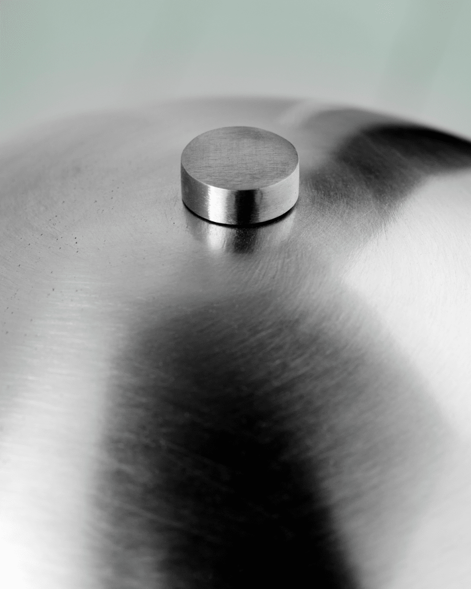 Roomie 33cm Børstet sølv bordlampe Fra House Doctor - Moderne og stilig p&aring; skrivebordet, et personlig preg p&aring; nattbordet eller som en dekorativ detalj i stuen &ndash; lampen l&oslash;fter ethvert rom med subtil finesse.