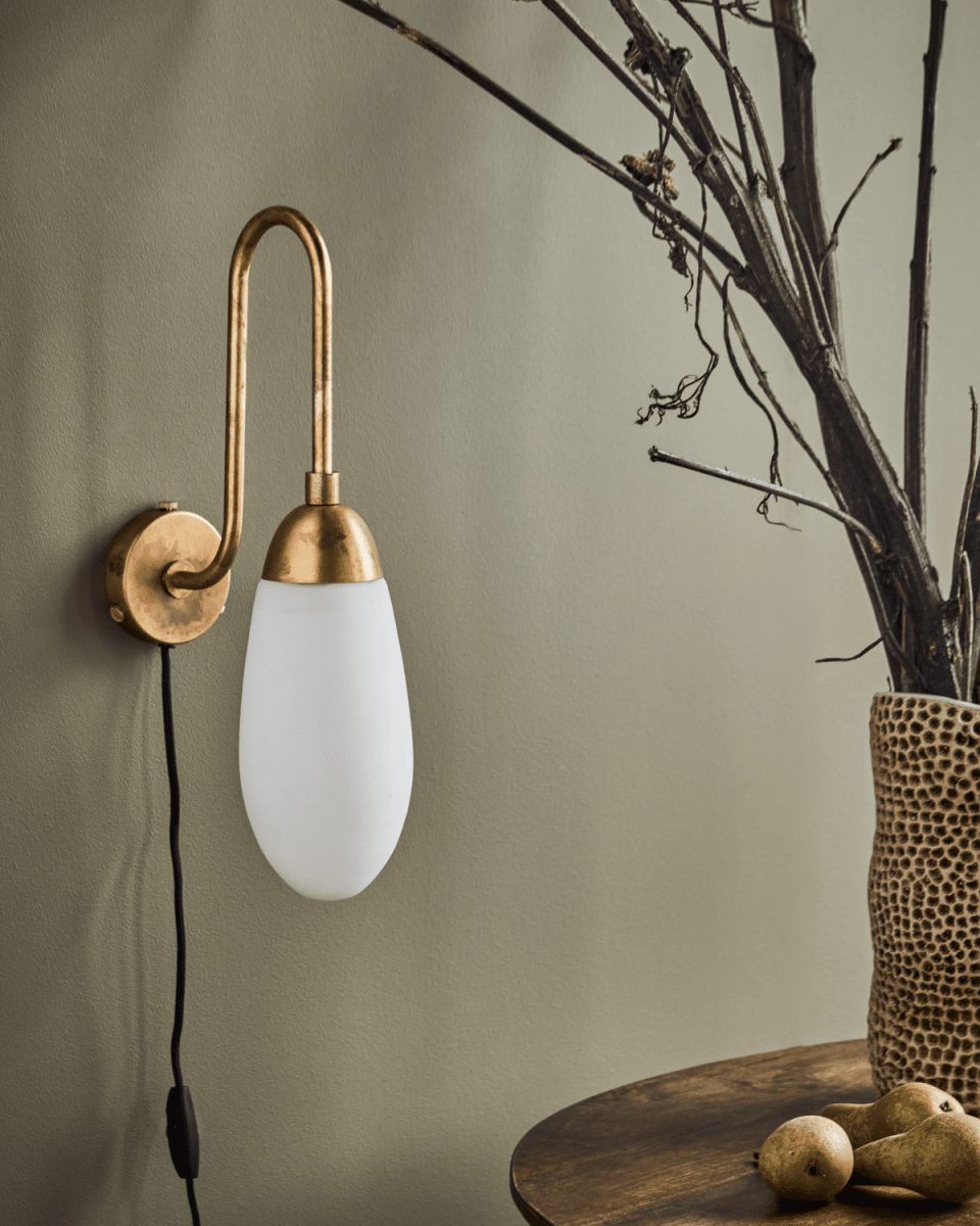 Drop 45cm Antikk messing vegglampe Fra House Doctor - Den avgir et mykt og innbydende lys som tilfører eleganse og personlig stil til ethvert rom.