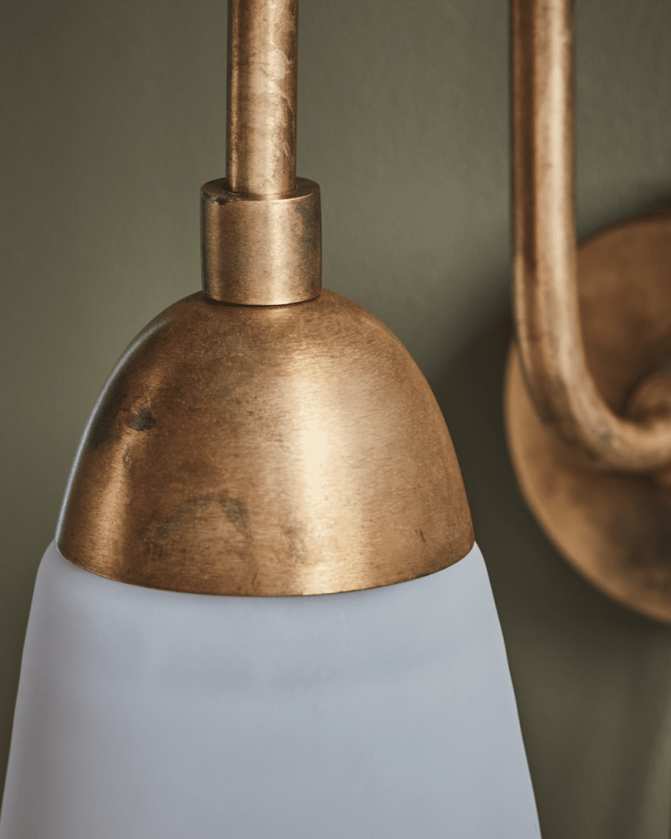 Drop 45cm Antikk messing vegglampe Fra House Doctor - Den avgir et mykt og innbydende lys som tilfører eleganse og personlig stil til ethvert rom.