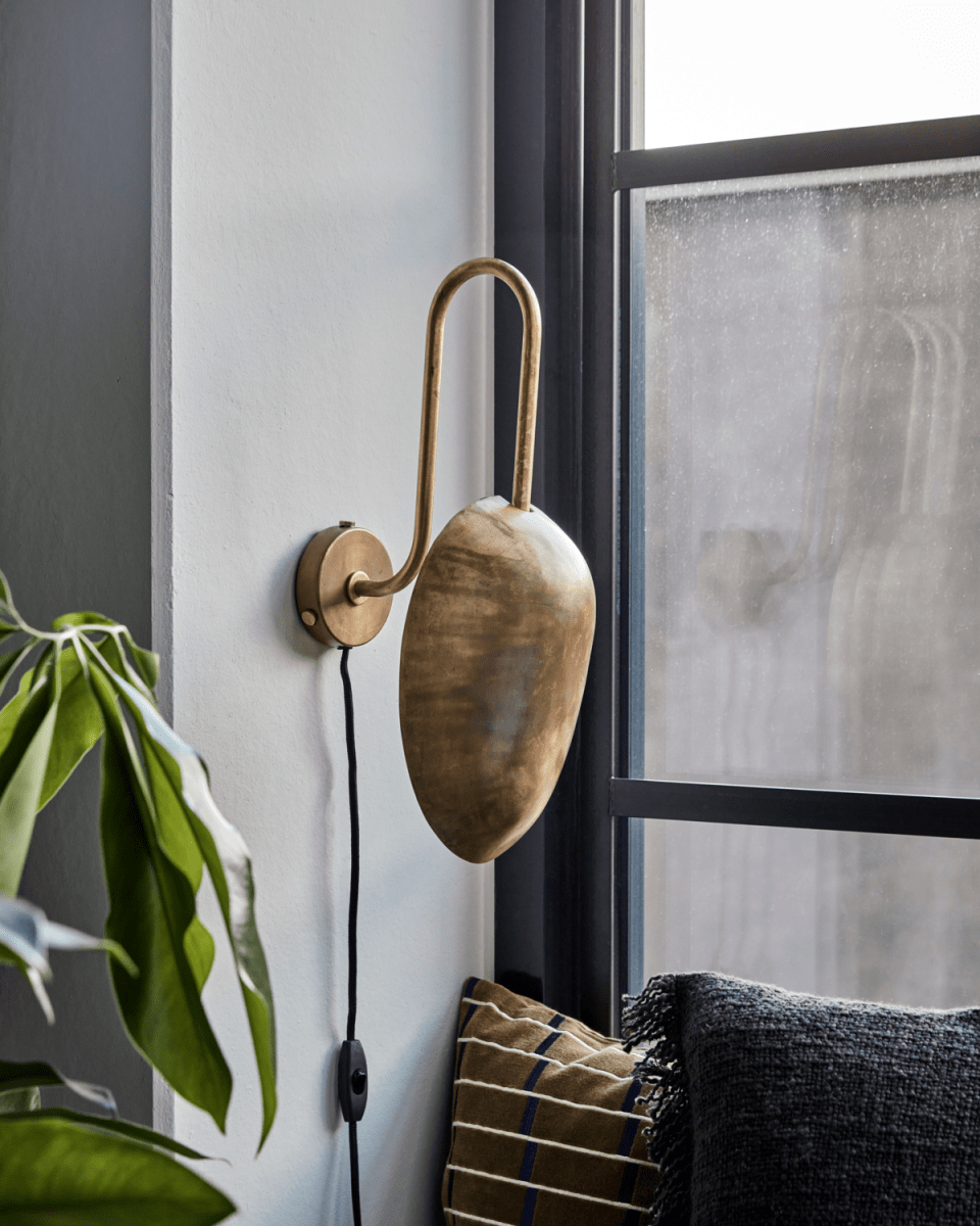 Swan 43cm Antikk messing vegglampe Fra House Doctor - Puss opp hjemmet ditt med denne elegante vegglampen i antikk messing, som tilbyr både stil og funksjon.