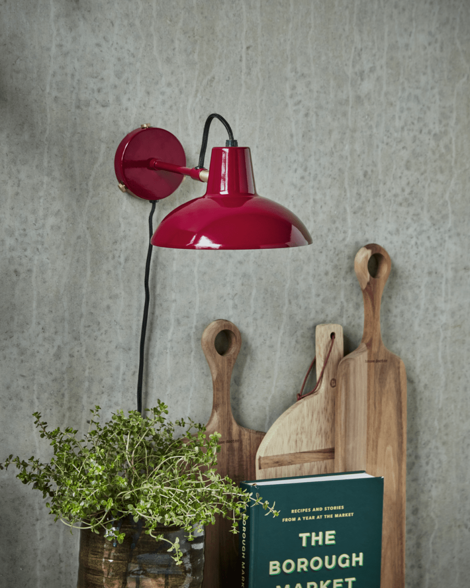 Desk Ø18 RØD vegglampe Fra House Doctor - Legg til en iøynefallende funksjon til interiøret ditt med denne slående vegglampen som kombinerer moderne og klassiske elementer.