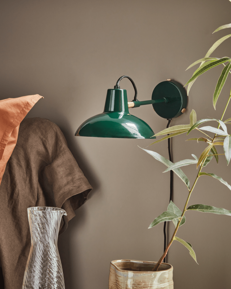 Desk Ø18 Grønn vegglampe Fra House Doctor - Med sin grønne emaljefinish og klassiske bordlampedesign gir den et moderne og tidløst uttrykk.