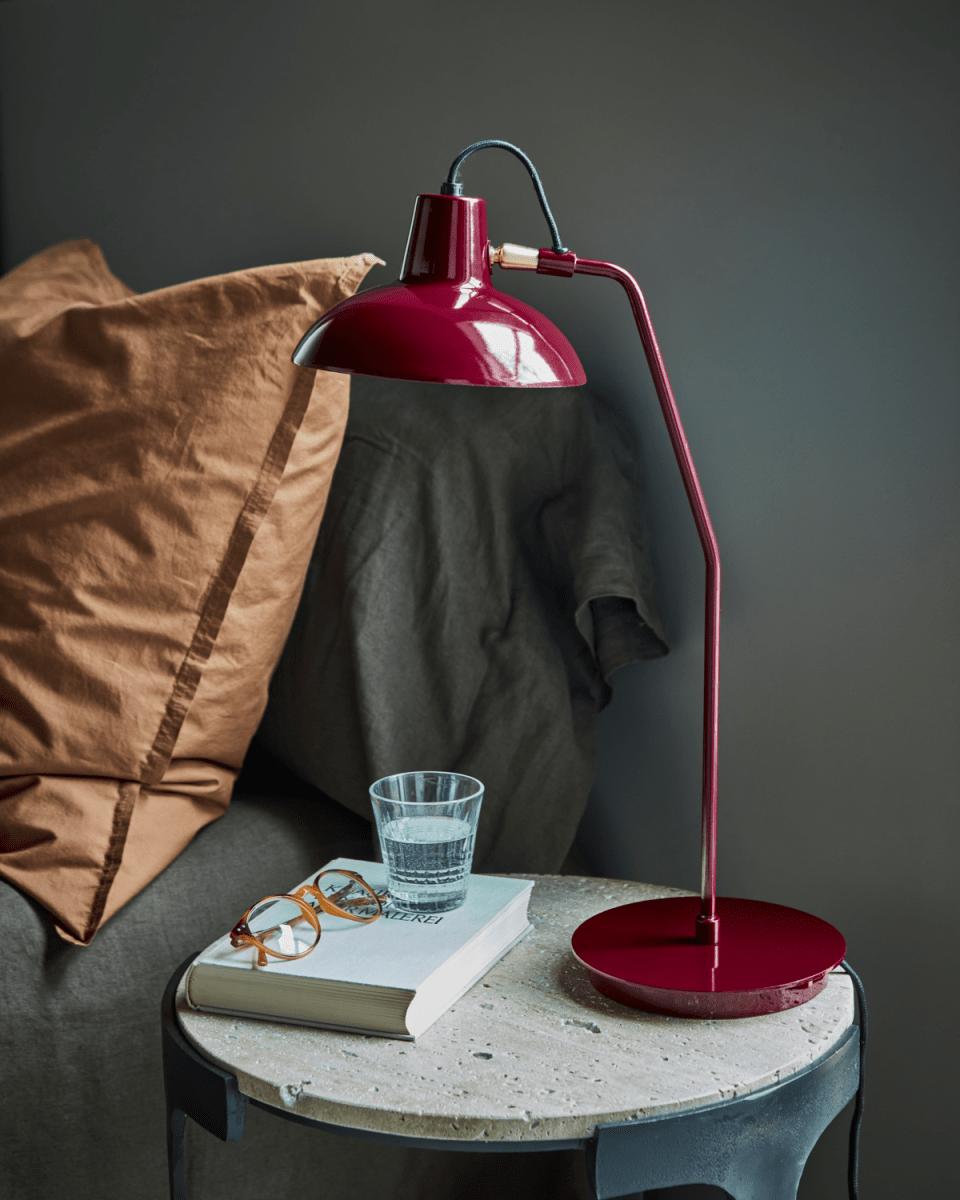 Desk 50cm RØD skrivebordslampe Fra House Doctor - Den livlige røde emaljefinishen og den klassiske designen gjør den til et blikkfang, perfekt for å gi et fargerikt preg til ethvert rom.