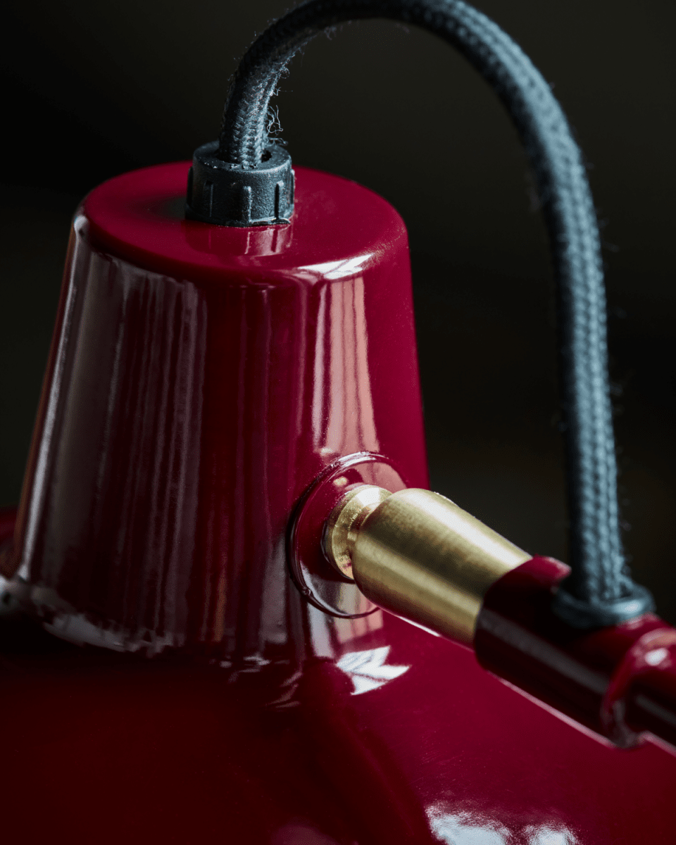 Desk 50cm RØD skrivebordslampe Fra House Doctor - Den livlige røde emaljefinishen og den klassiske designen gjør den til et blikkfang, perfekt for å gi et fargerikt preg til ethvert rom.