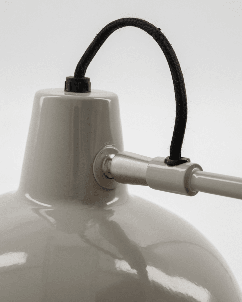 Desk 50cm Grå skrivebordslampe Fra House Doctor - Denne gr&aring; lampen kombinerer rene linjer og en jevn emaljefinish, noe som gjør den både moderne og tidløs.