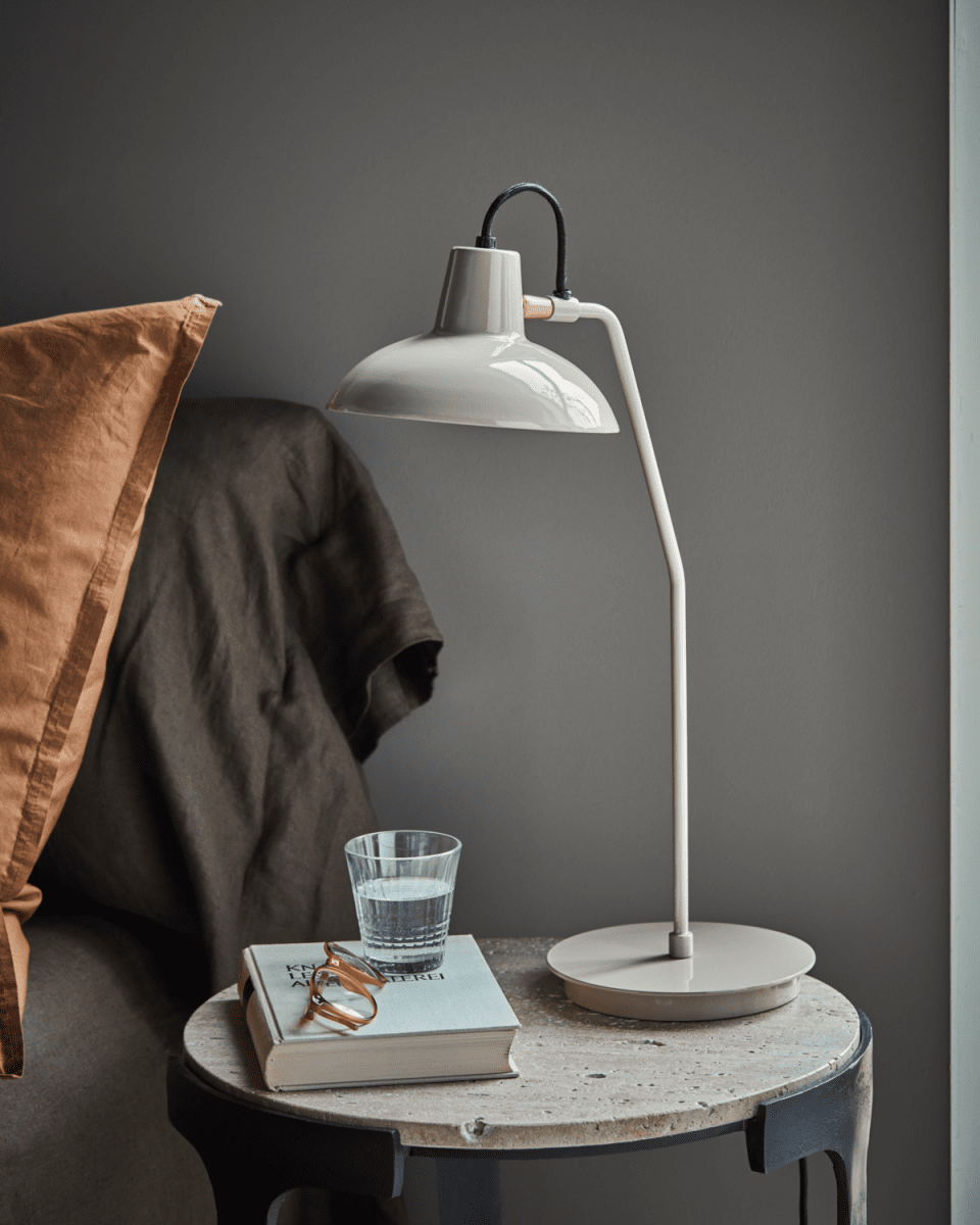 Desk 50cm Grå skrivebordslampe Fra House Doctor - Denne gr&aring; lampen kombinerer rene linjer og en jevn emaljefinish, noe som gjør den både moderne og tidløs.
