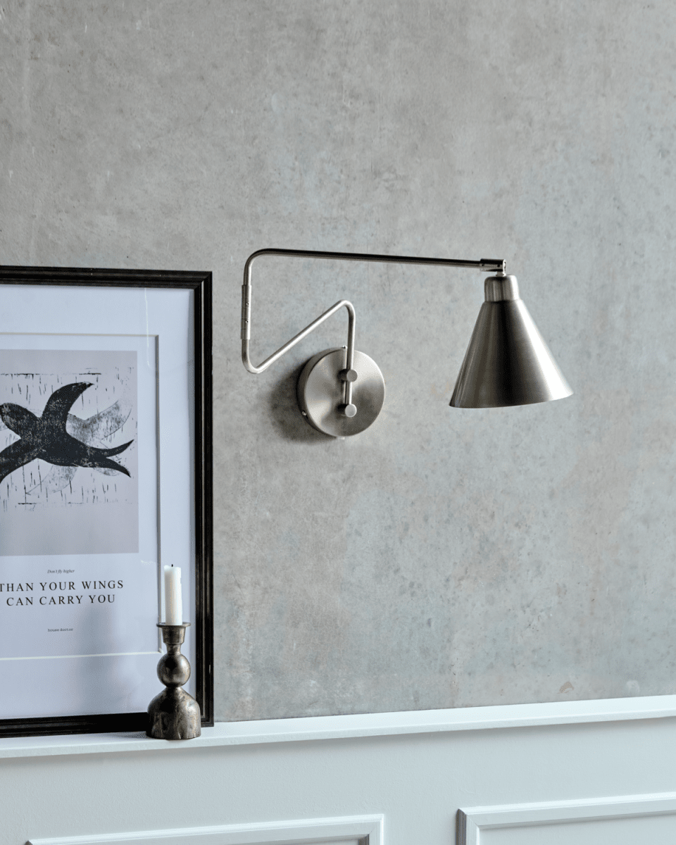 Game 76cm Børstet sølv vegglampe Fra House Doctor - Sett den siste finishen med denne vegglampen i b&oslash;rstet jern &ndash; et h&aring;ndlaget design med en s&aelig;regen konisk skjerm, elegant finish og subtile s&oslash;lvdetaljer.