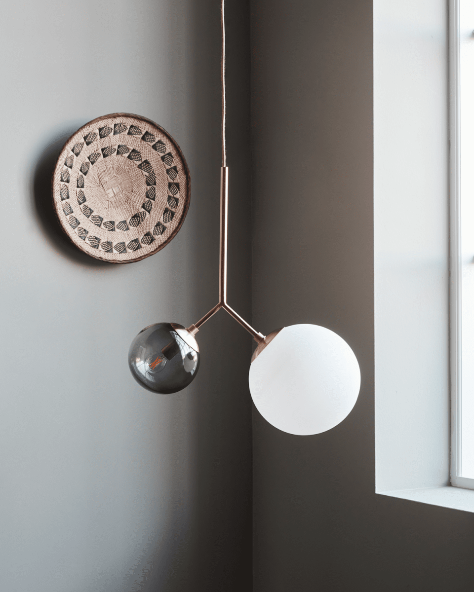 Twice 70cm Messing Taklampe Fra House Doctor - Med Twice fra House Doctor f&aring;r du en vakker taklampe med et elegant og stilig utseende i hvitt og r&oslash;ykgr&aring; glass.