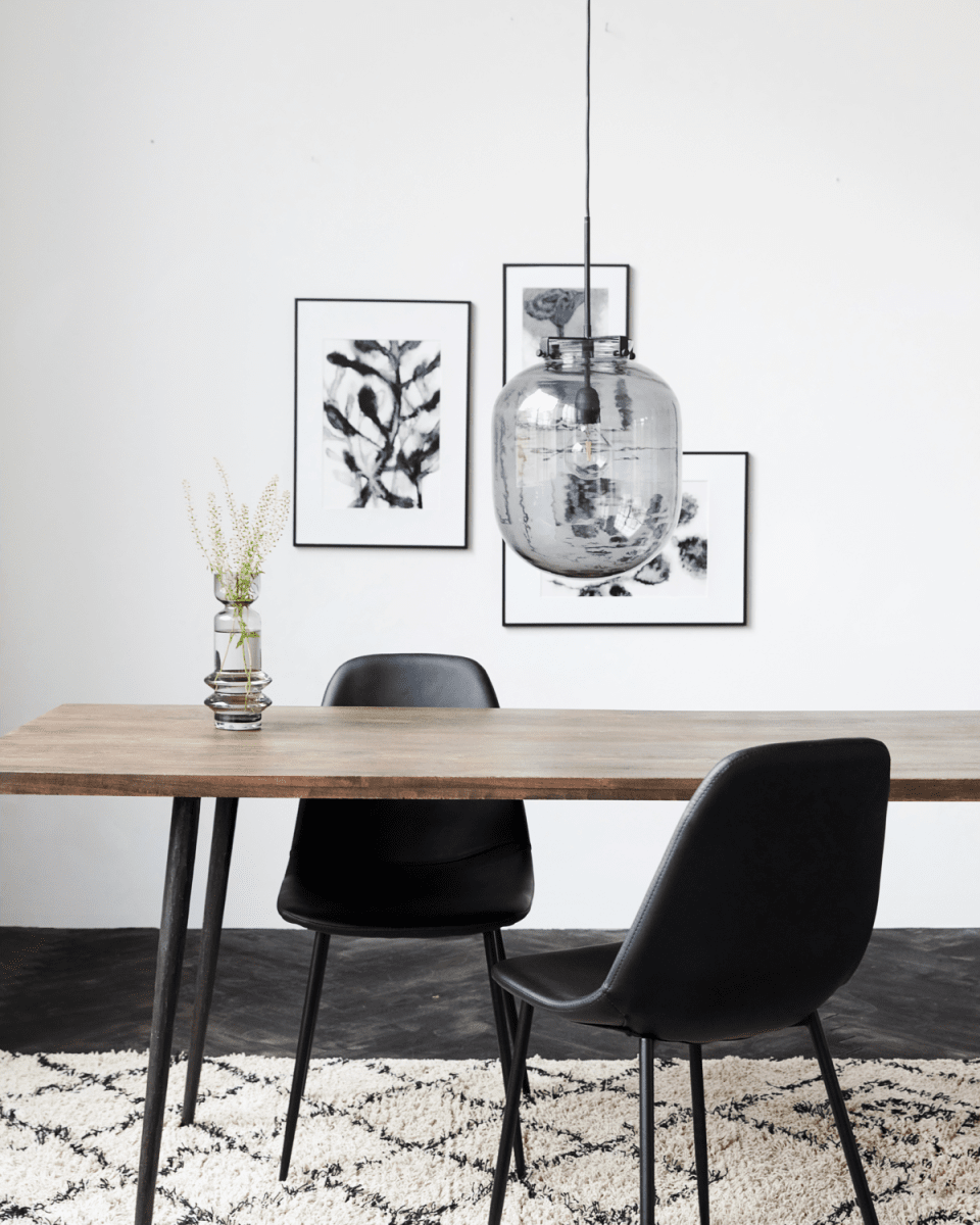 Ball Ø30 Svart Taklampe Fra House Doctor - Glassskjermen har en vakker og r&oslash;ykgr&aring;; farge, som gir lampen et varmt og i&oslash;ynefallende utseende.