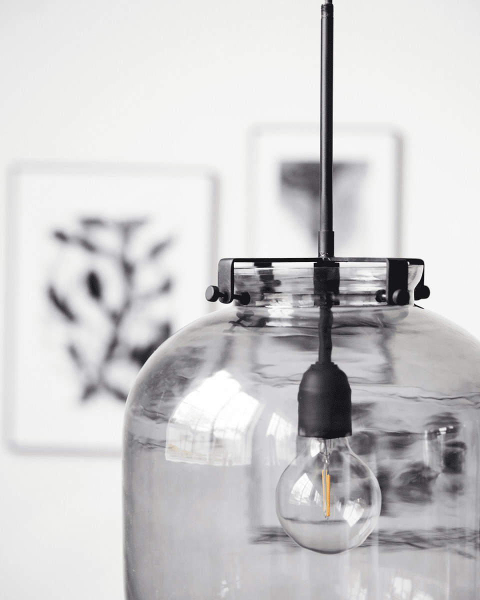 Ball Ø30 Svart Taklampe Fra House Doctor - Glassskjermen har en vakker og r&oslash;ykgr&aring;; farge, som gir lampen et varmt og i&oslash;ynefallende utseende.