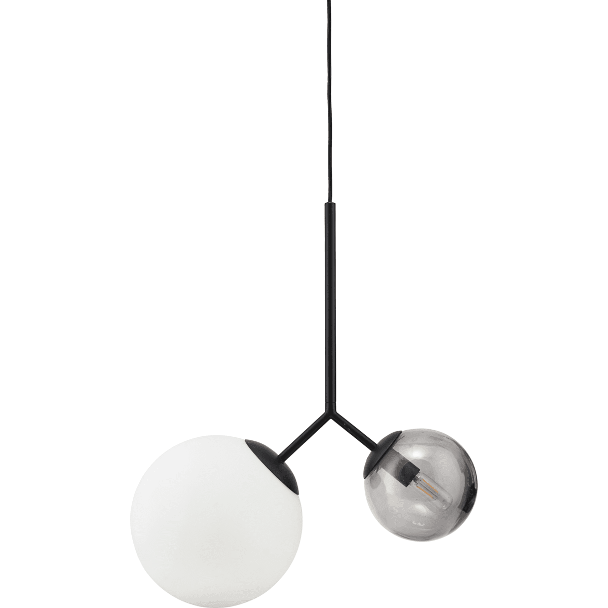 Twice 70cm Svart Taklampe Fra House Doctor - To ganger henger fra en sort jernstang, som gir lampen en fin vri.
