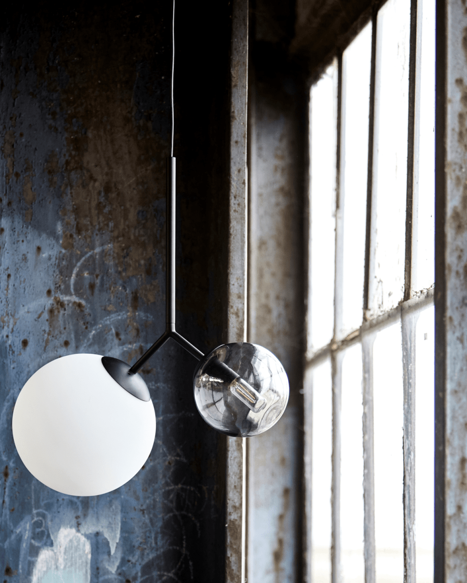 Twice 70cm Svart Taklampe Fra House Doctor - To ganger henger fra en sort jernstang, som gir lampen en fin vri.