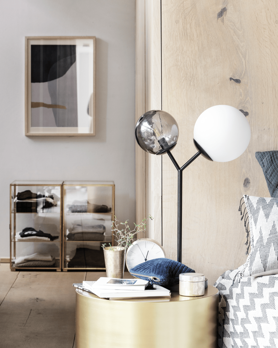Twice 62cm Svart bordlampe Fra House Doctor - Som navnet tilsier har lampen tv&aring; kuler - en i r&oslash;ykgr&aring; glass og en i hvitt glass.