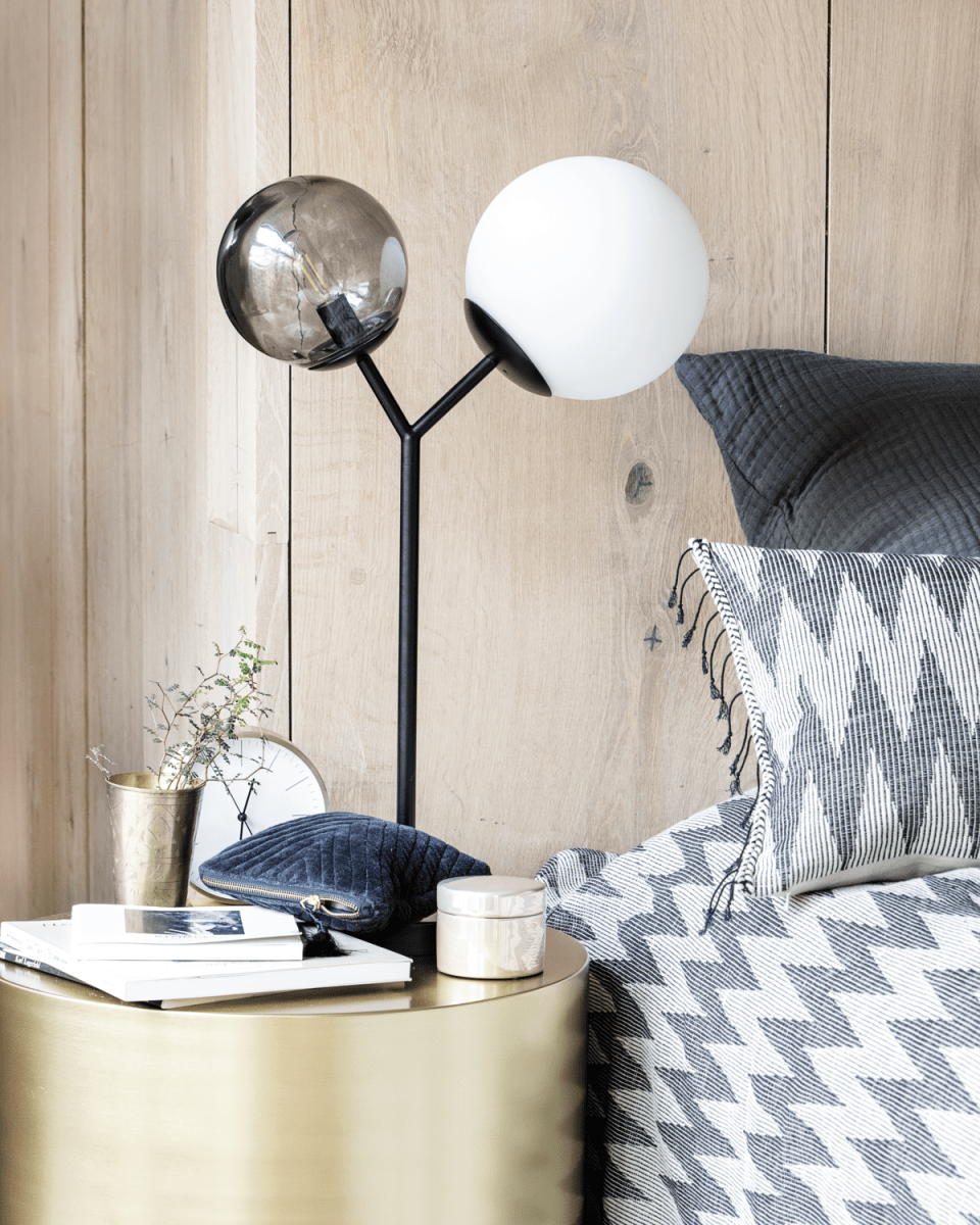 Twice 62cm Svart bordlampe Fra House Doctor - Som navnet tilsier har lampen tv&aring; kuler - en i r&oslash;ykgr&aring; glass og en i hvitt glass.