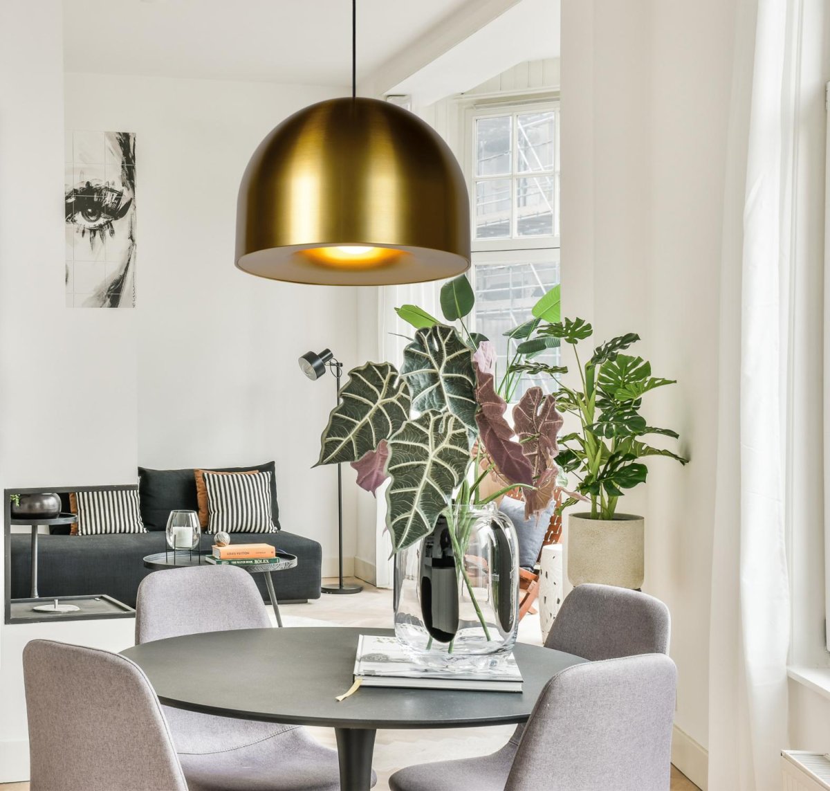 Akron Ø50 Matt gull/messing Taklampe Fra Lucide - Laget av h&oslash;ykvalitets metall med en halvsirkul&aelig;r nyanse i en moderne finish, kombinerer Akron et stilig design med en subtil klassisk sjarm.