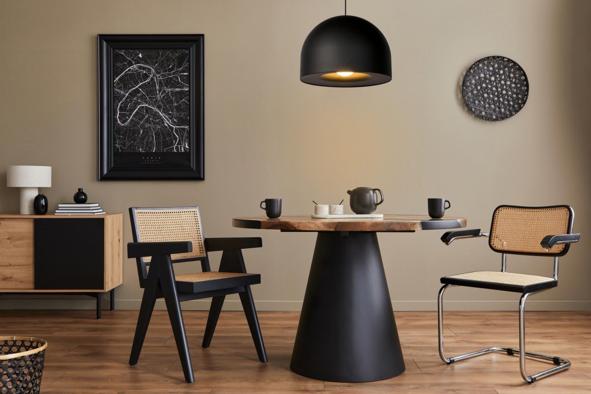 Akron Ø50 Svart Taklampe Fra Lucide - Laget av h&oslash;ykvalitets metall og med en halvsirkul&aelig;r nyanse i en moderne finish, kombinerer Akron et moderne preg med en klassisk karakter.
