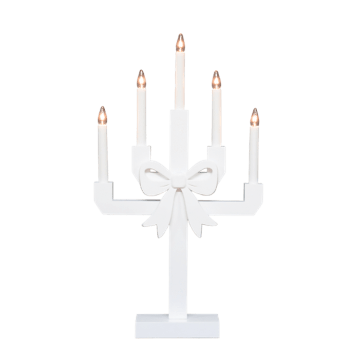 Kerstin Hvit Fra Pixie Design - Kerstin er en dekorativ lysestake laget av tre, malt hvit og dekorert med en stor sl&oslash;yfe som gir den et sjarmerende og lekent uttrykk.