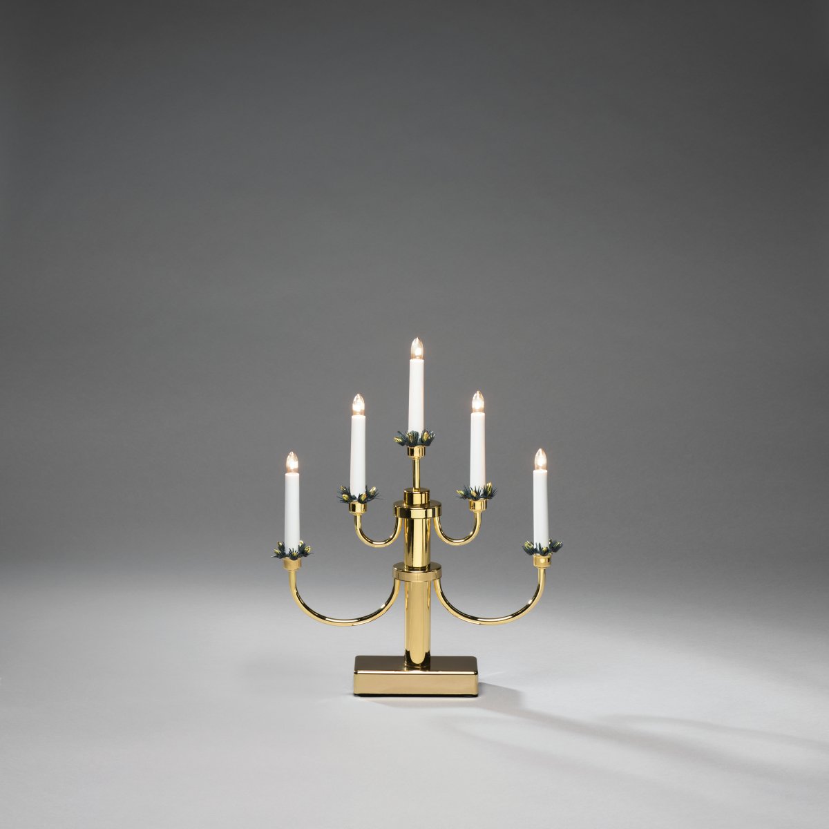 Candelabra 5 Lights Messing Fra Konstsmide - Perfekt for &aring; skape en koselig og innbydende f&oslash;lelse i advent og jul.