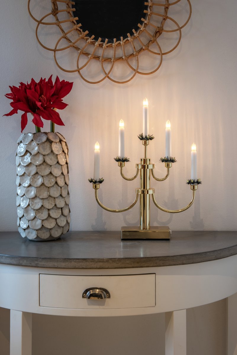 Candelabra 5 Lights Messing Fra Konstsmide - Perfekt for &aring; skape en koselig og innbydende f&oslash;lelse i advent og jul.