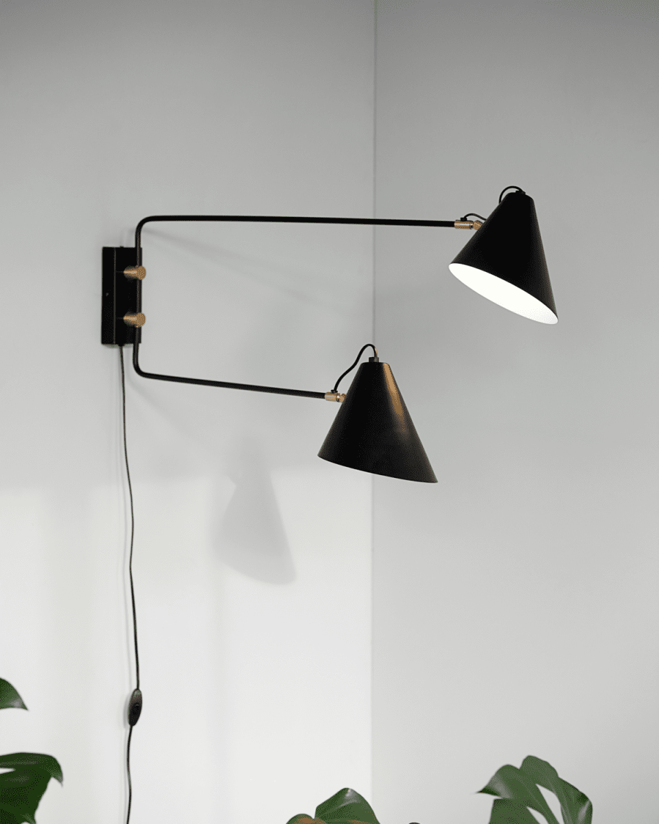 Club Double 80cm Svart vegglampe Fra House Doctor - Med den dekorative Club Double vegglampen fra House Doctor kan du bringe en stemningsfull glød til rommet ditt og en stilig dekorasjon på veggen.