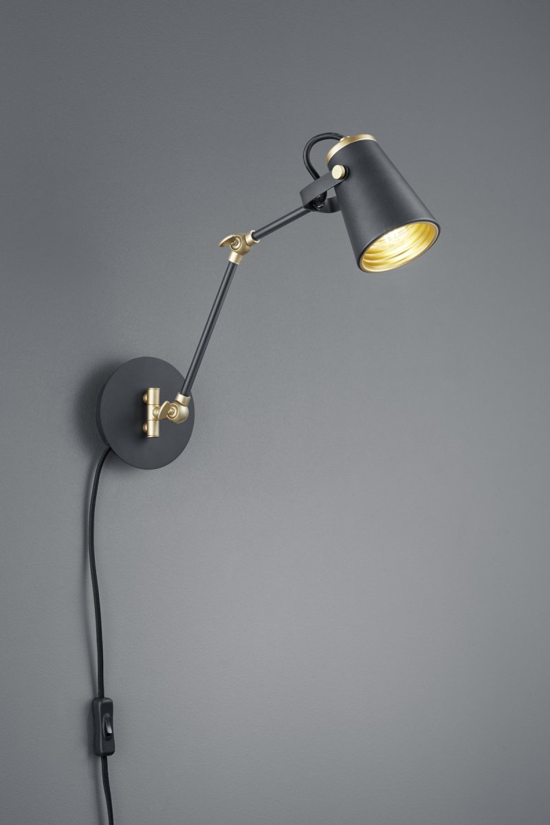 Edward 50cm Svart vegglampe Fra Trio Lighting - Med fremspring p&aring; 50 cm og justerbare sving- og vippeledd gj&oslash;r den perfekt som nattbordslampe eller i arbeidsrommet.
