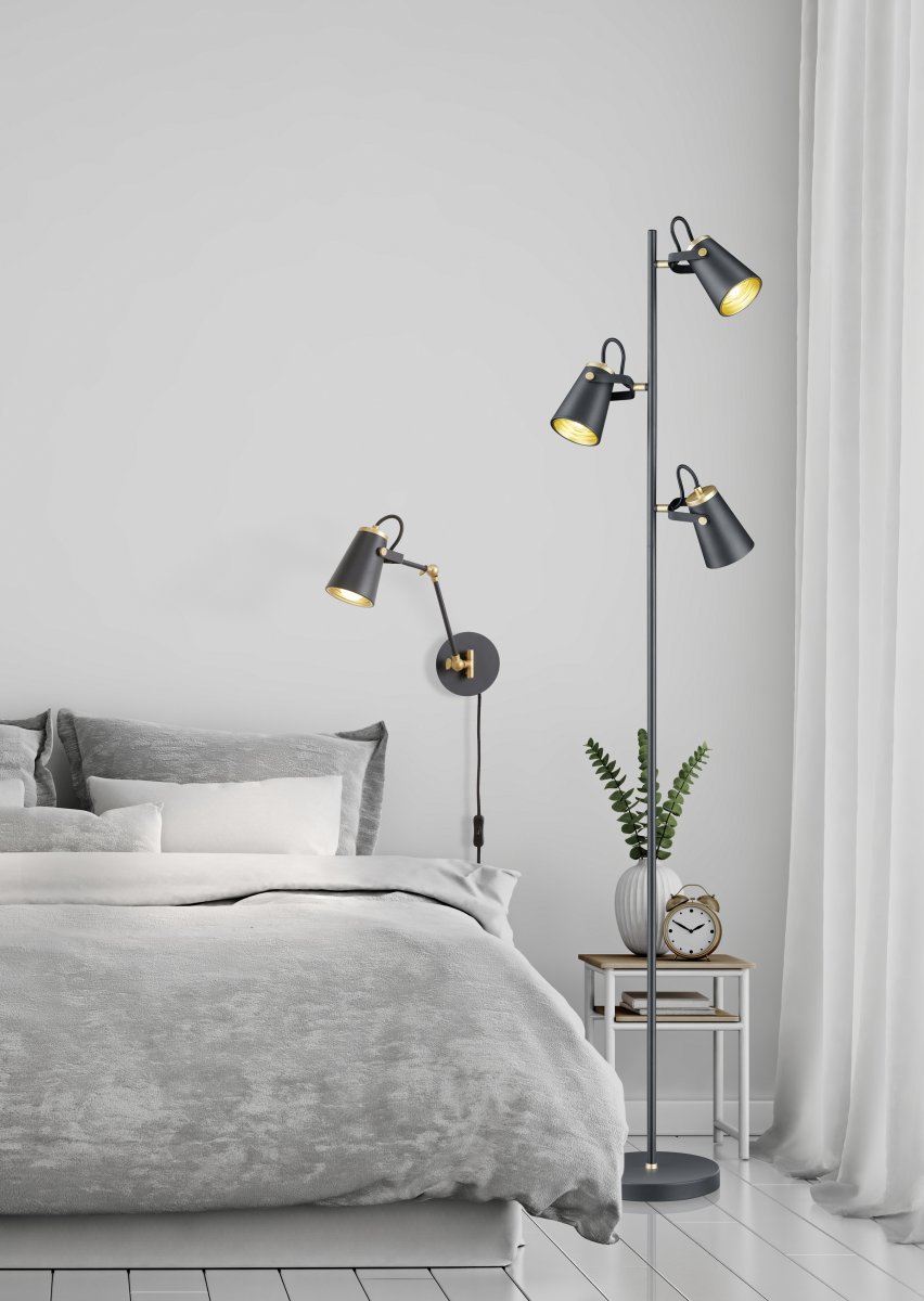 Edward 50cm Svart vegglampe Fra Trio Lighting - Med fremspring p&aring; 50 cm og justerbare sving- og vippeledd gj&oslash;r den perfekt som nattbordslampe eller i arbeidsrommet.