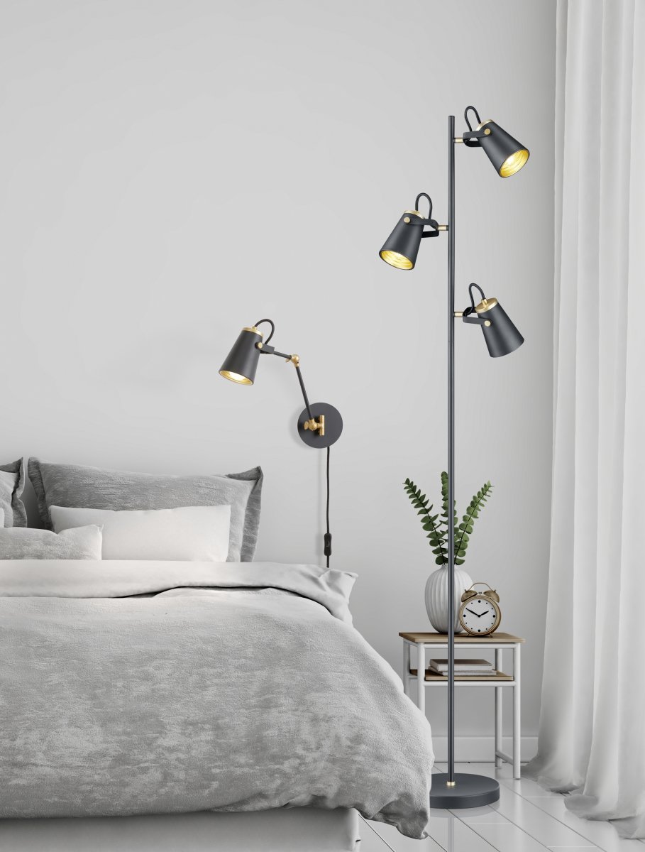 Edward 50cm Svart vegglampe Fra Trio Lighting - Med fremspring p&aring; 50 cm og justerbare sving- og vippeledd gj&oslash;r den perfekt som nattbordslampe eller i arbeidsrommet.